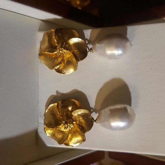 Gold plated flower earrings w/ large faux baroque pearl - Picture 4 of 5